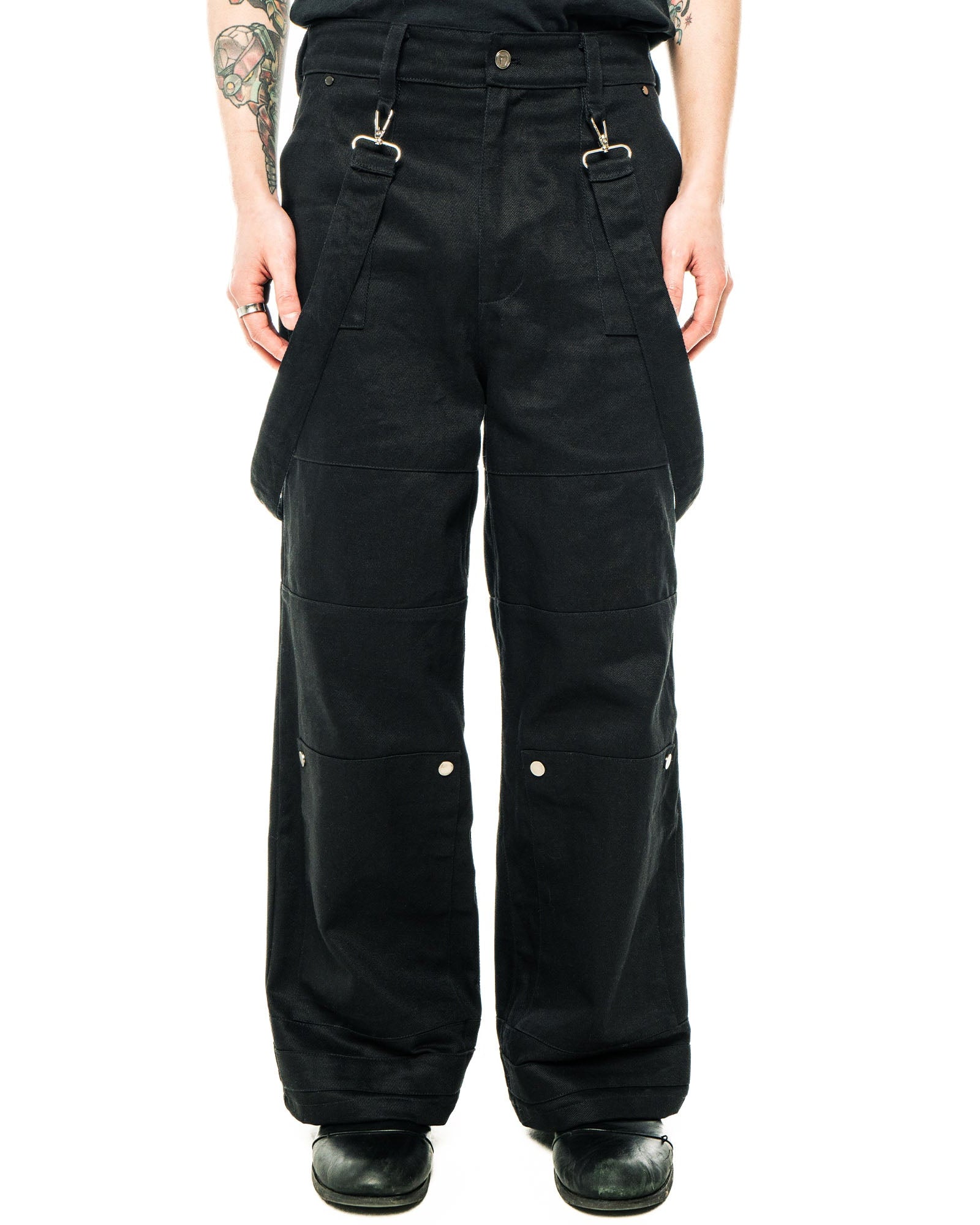 Model wearing the Force Pant in size M.
