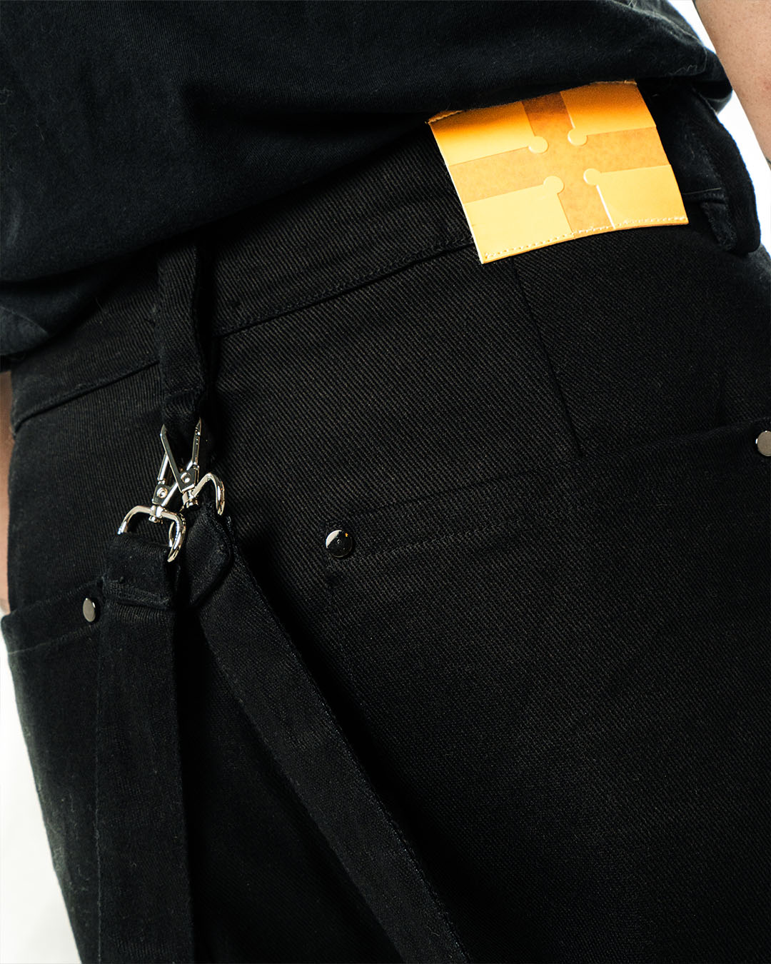 FORCE PANT on-body detail view